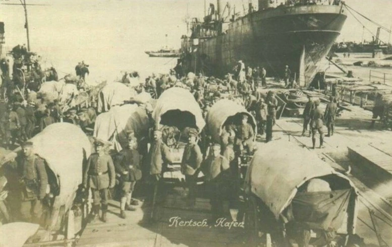 Немцы хозяйничают у керченских пристаней. Фотография сделана в 1918 году во время оккуп...