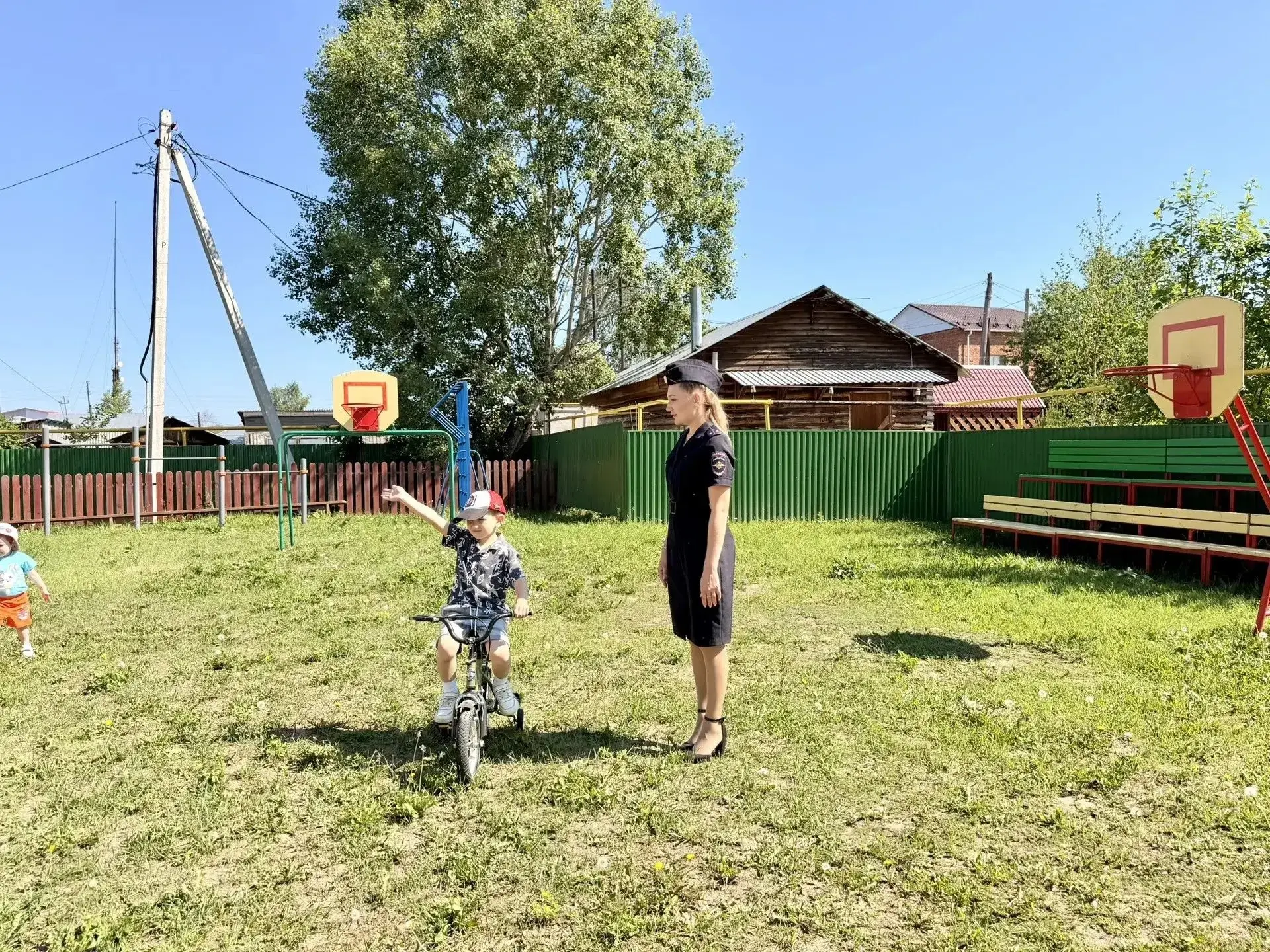 Лето– прекрасное время для велосипедных прогулок! Но чтобы поездки были безопасными, мы уделяем особ