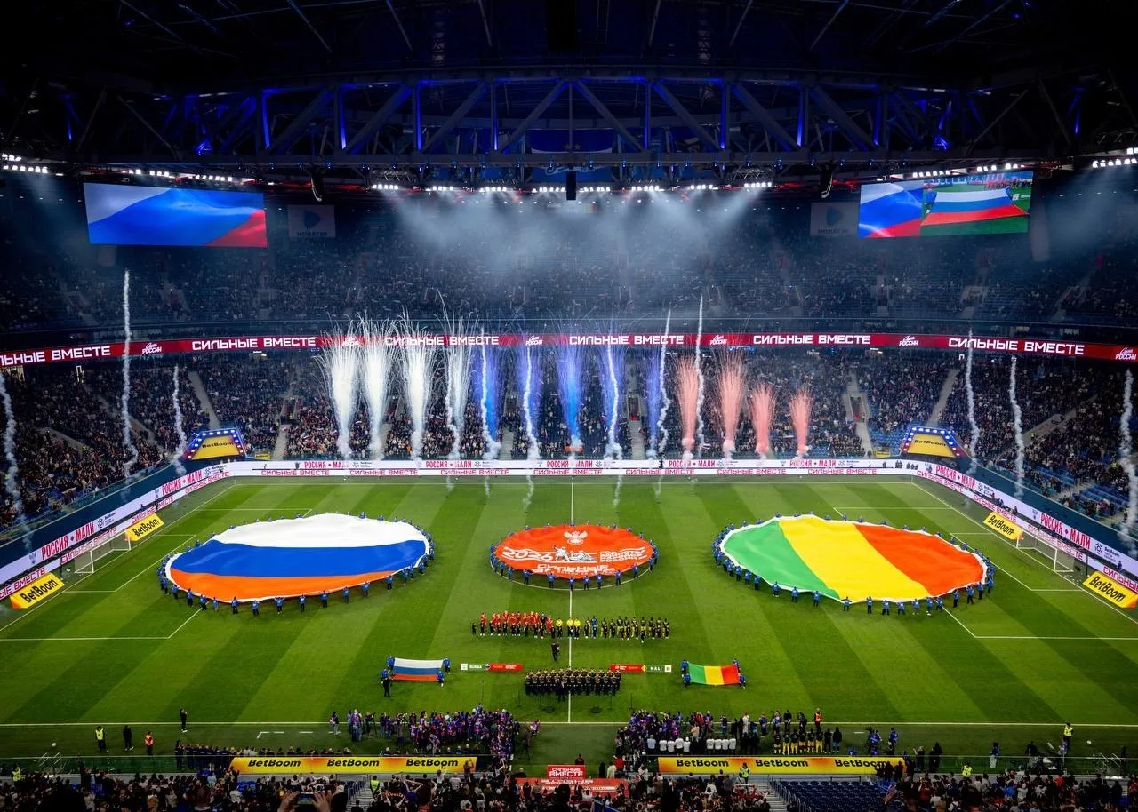 Открытие матча ⚽  Волонтёры Победы Санкт-Петербурга вышли на поле стадиона «Газпром Арена», чтобы ра