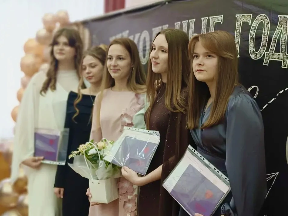 ПОЗДРАВЛЯЕМ!
🎓 Сегодня в трёх учебных корпусах «Глории» выпускники 9-х классов получили аттестаты о