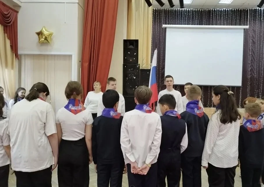 🇷🇺  Новая учебная неделя в нашей школе началась традиционно – с Церемонии выноса Государственного фл