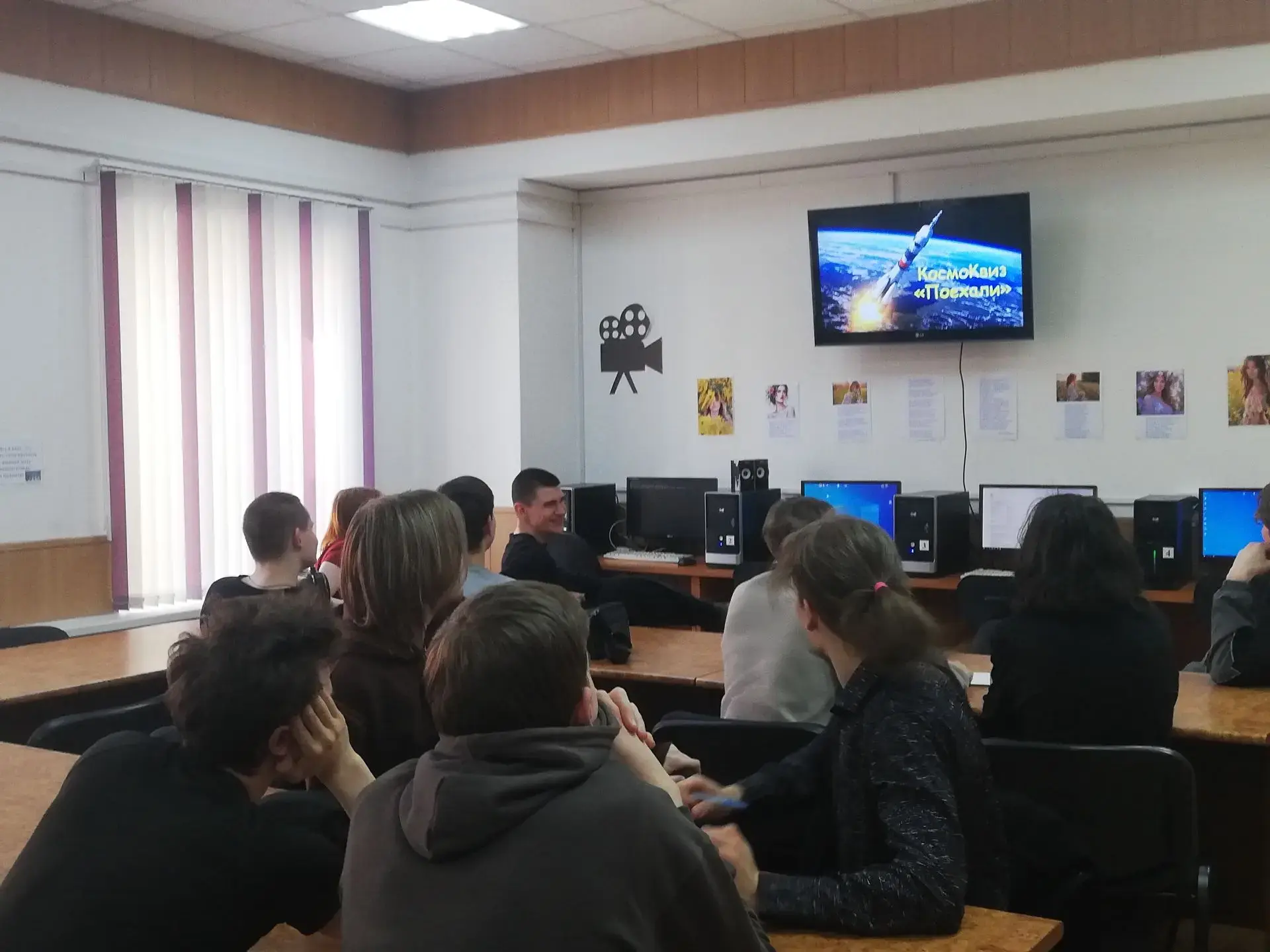 Неделя Космоса в библиотеке техникума прошла просто «космически». Студенты погрузились в мир звезд и