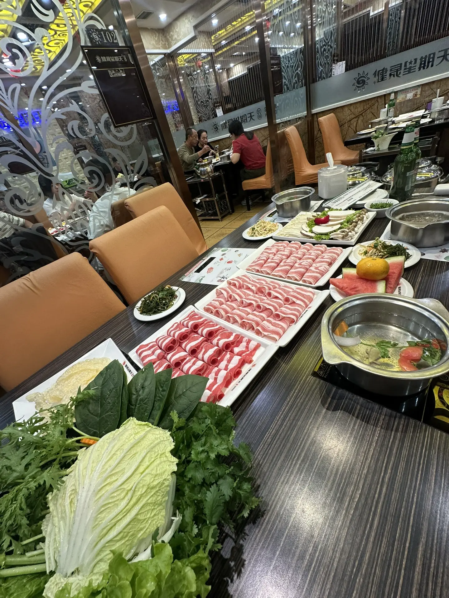 На 5 улице в Маньчжурии есть «Sunday Hotpot», так называемый самовар.