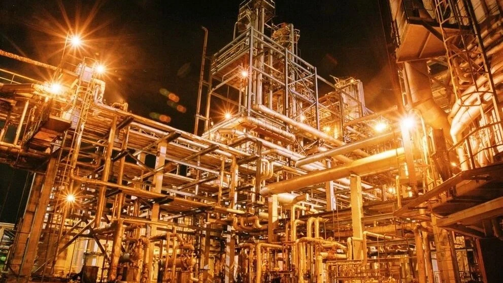 ​​Переработка нефти в РФ упала за неделю до 4,6 млн б/с — минимума с 2022 года  С 16 по 22 апреля ро