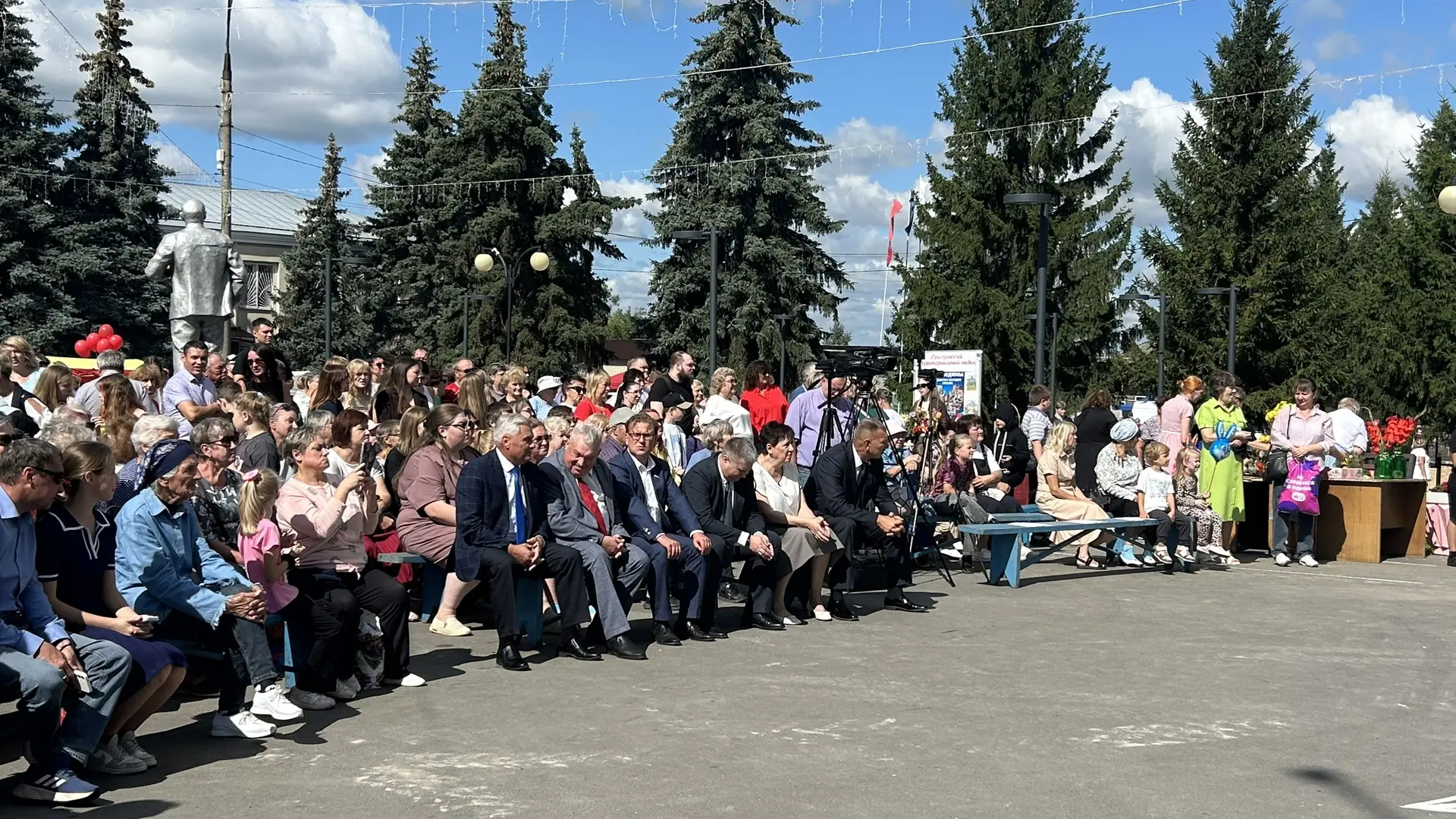 Эх, ну и праздник вчера получился! В центре нашего посёлка было шумно, вкусно, красиво ...