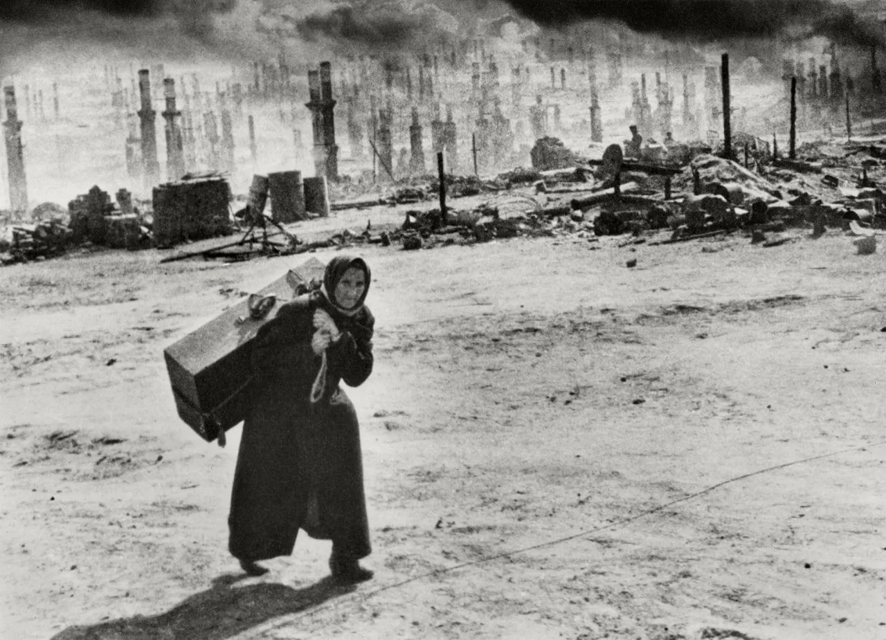 Лучше бы ты сфотографировал, как наши летчики бомбят Германию!..

Эта фотография сделана в июне 1942