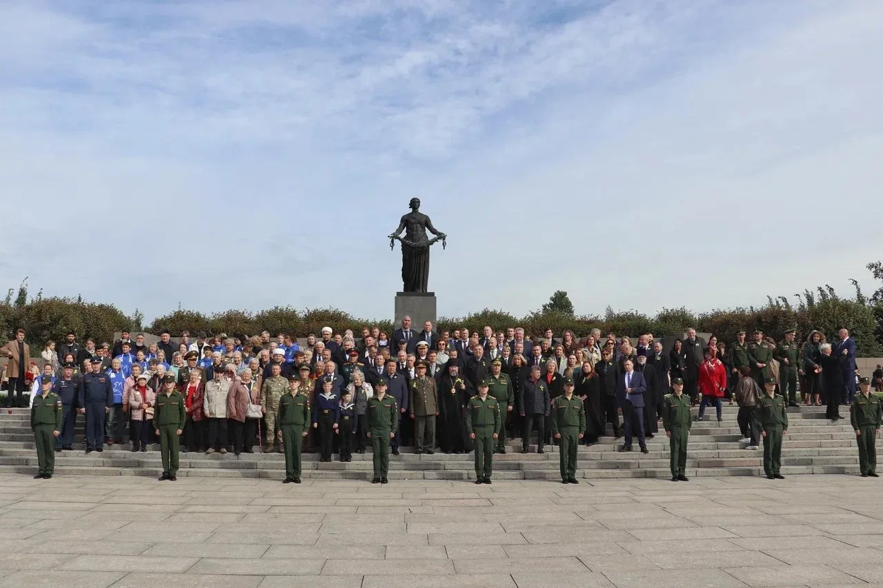 На Пискаревском мемориальном кладбище состоялась торжественно-траурная церемония в чест...