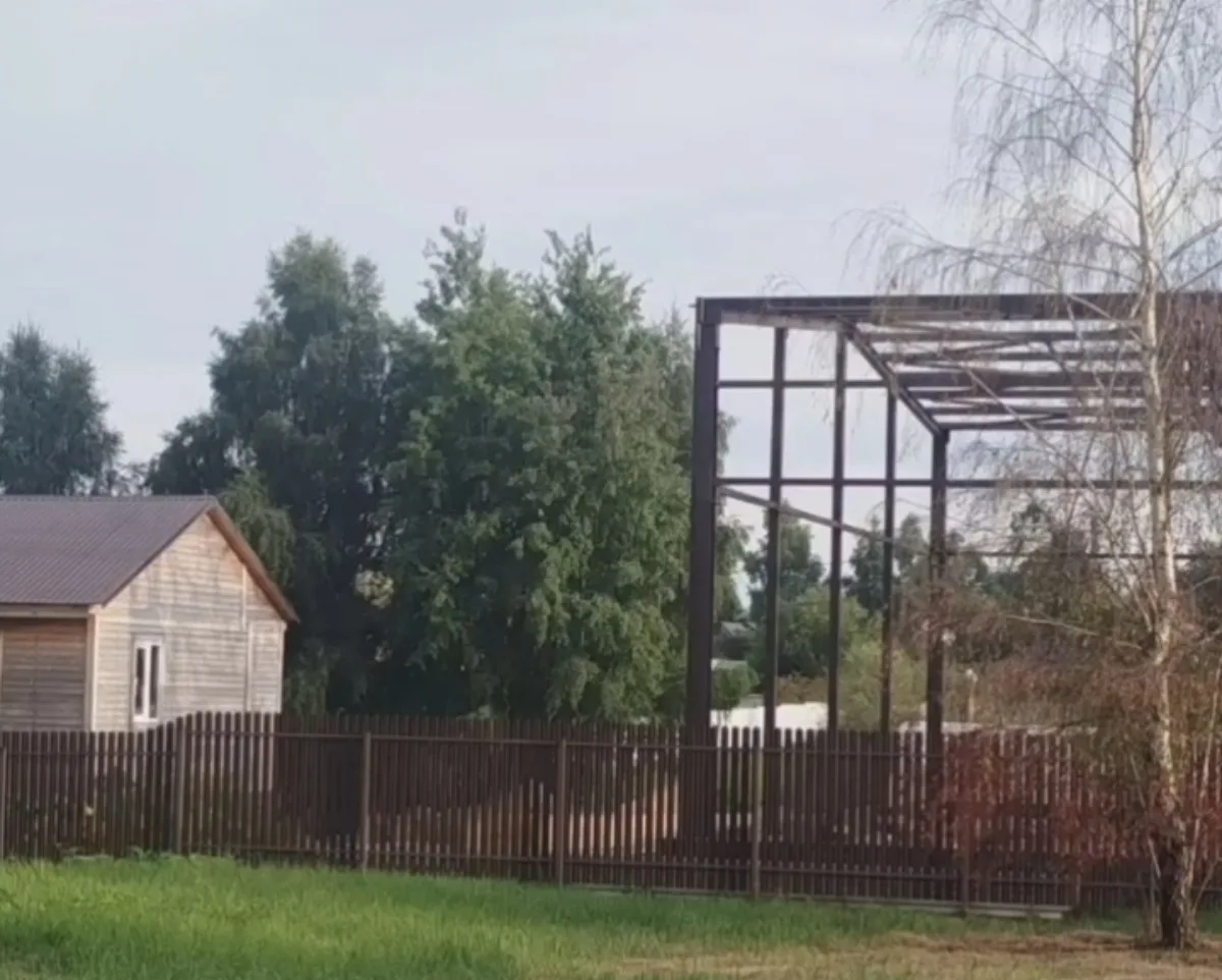 Огромный гараж для хранения техники вырастает в д. Павловское рядом с жилыми домами

Участок, куплен