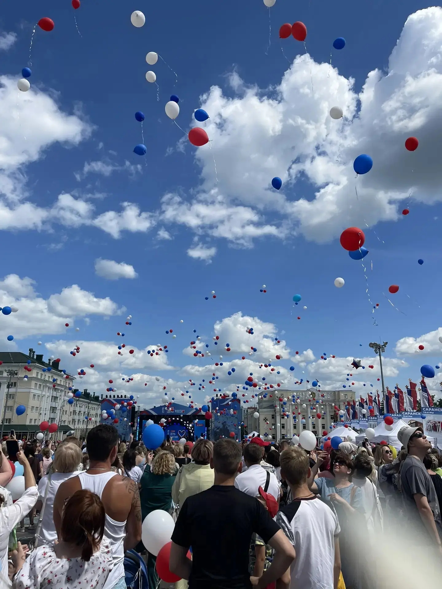 Великий праздник — День России
Страна сегодня отмечает.
Три цвета: красный, белый, синий
Повсюду пра