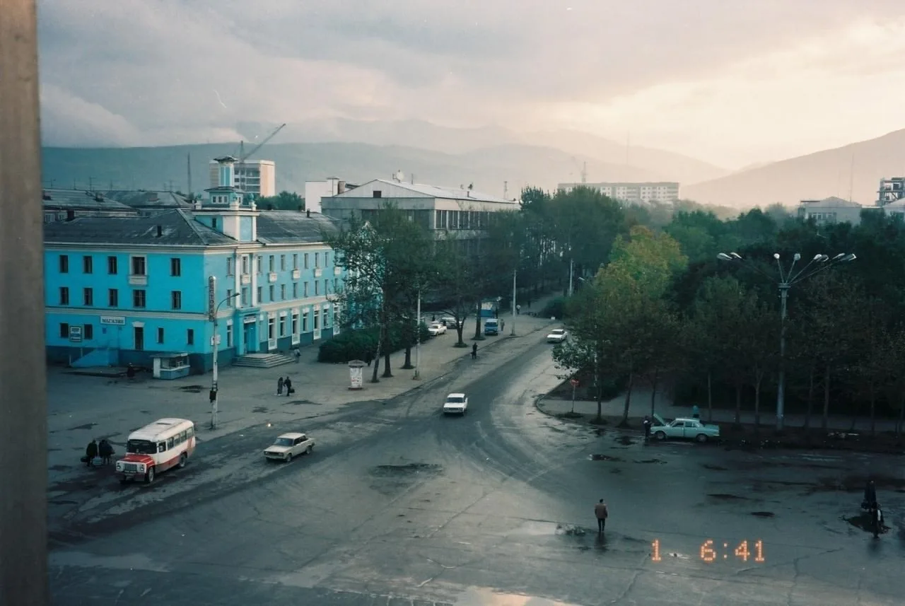 Южно-Сахалинск. Вид из окна отеля "Евразия". Год съемки: 1996  С источника: 4travel. jp