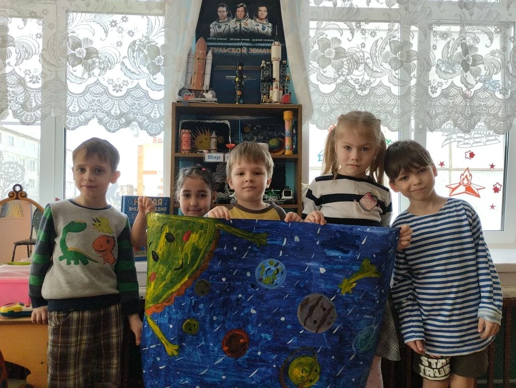 Космос, солнце и планеты ,
Хороша картина эта!
Солнце ярко всем сияет,
Вокруг планеты пролетают
Дети