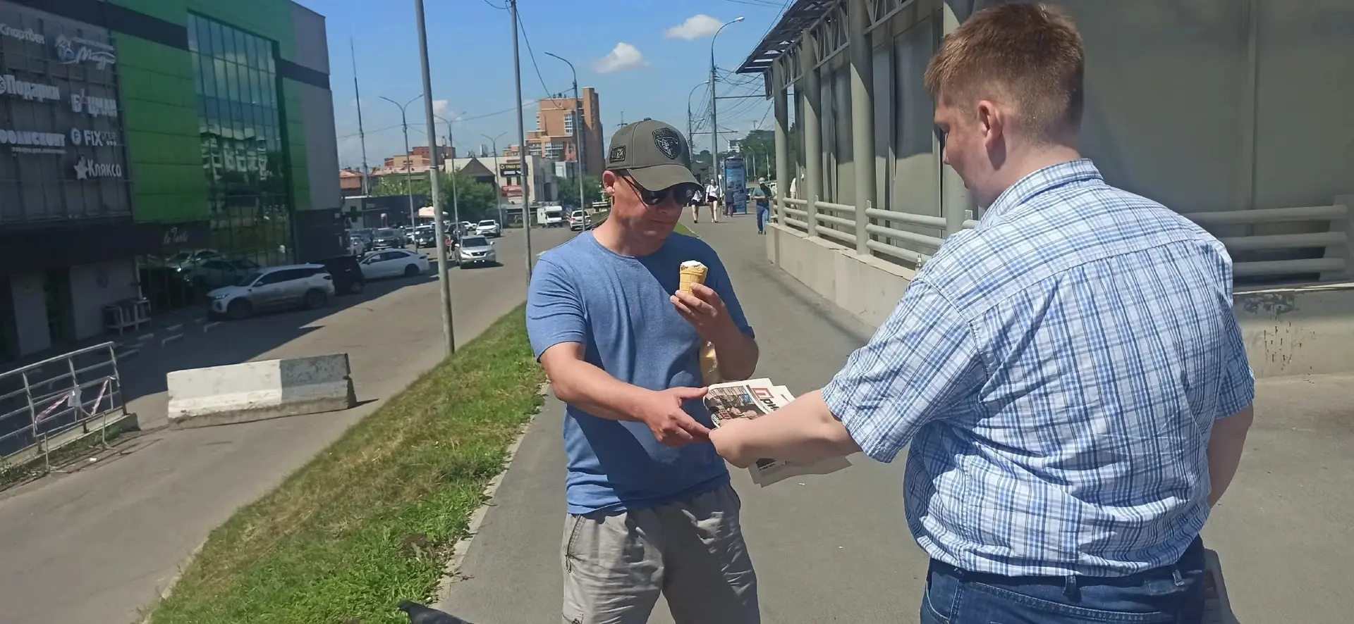 В Иркутске комсомольцы раздают  газету «Приангарье» водителям, стоящим в очередях на автозаправочных