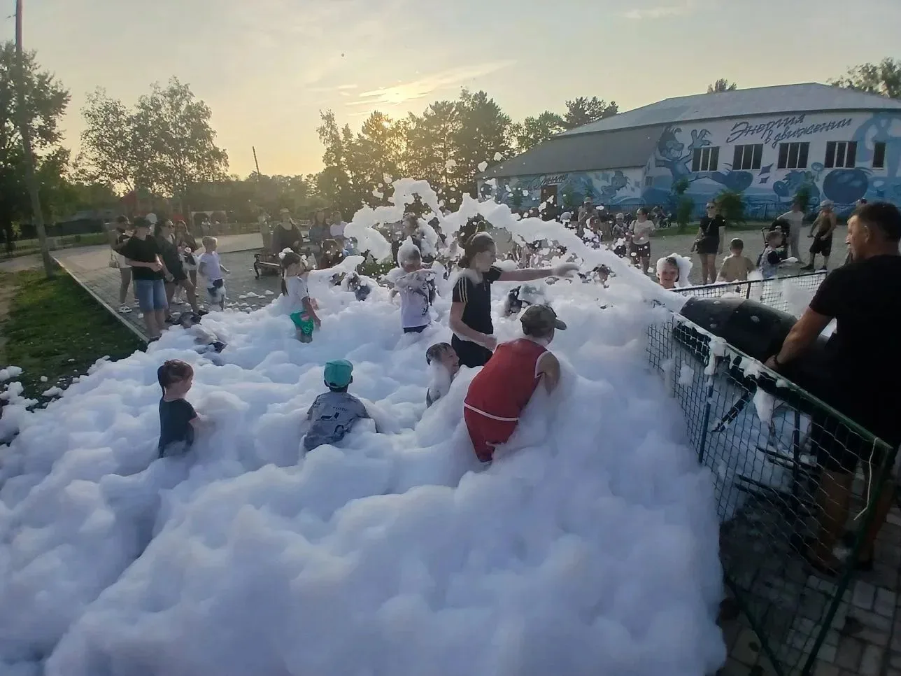 🎉 19 июля на площади культуры и отдыха села Рощино состоялась пенная вечеринка!