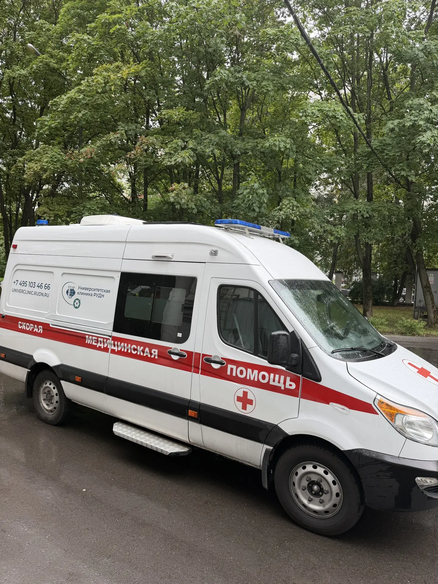 Дневная смена официально закрыта, заступили на дежурство. 🩺

Только переступили порог, как «на поро