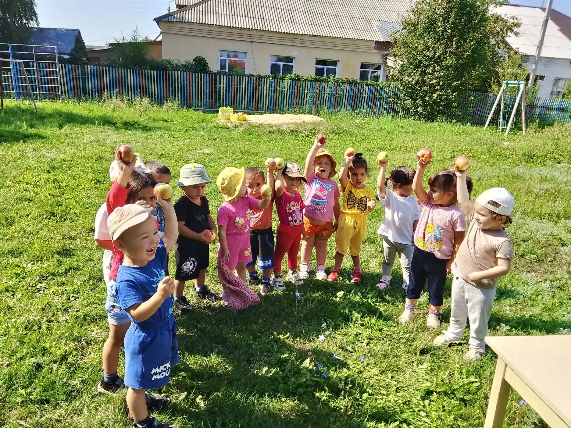 Летнее развлечение "Яблочный Спас" в младшей группе.