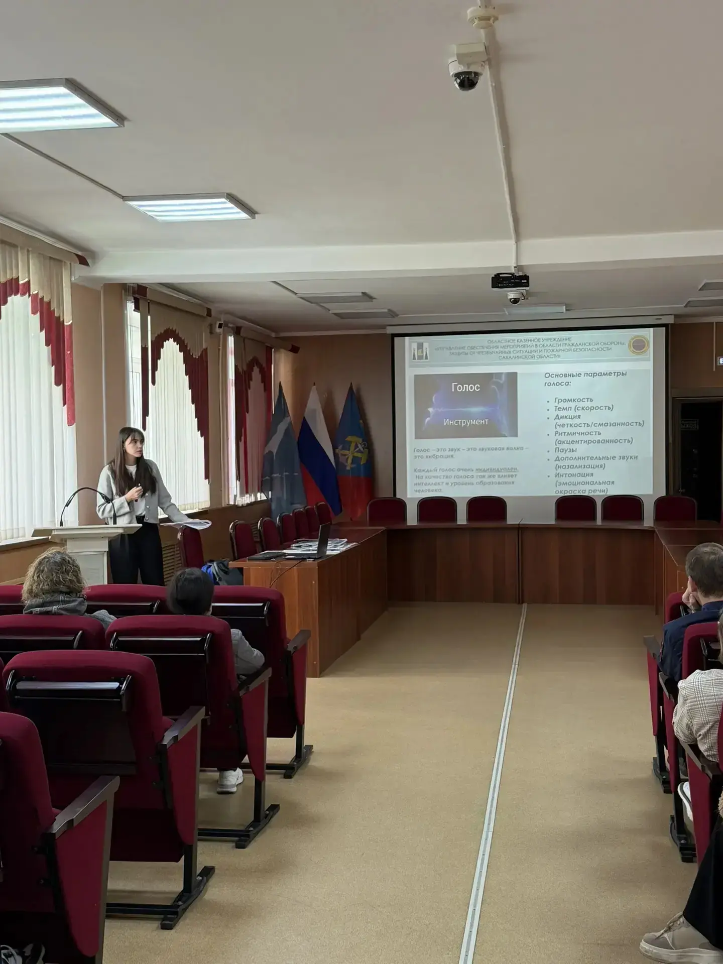 Специалисты центра обработки вызовов системы-112 областного управления обеспечения мероприятий в обл