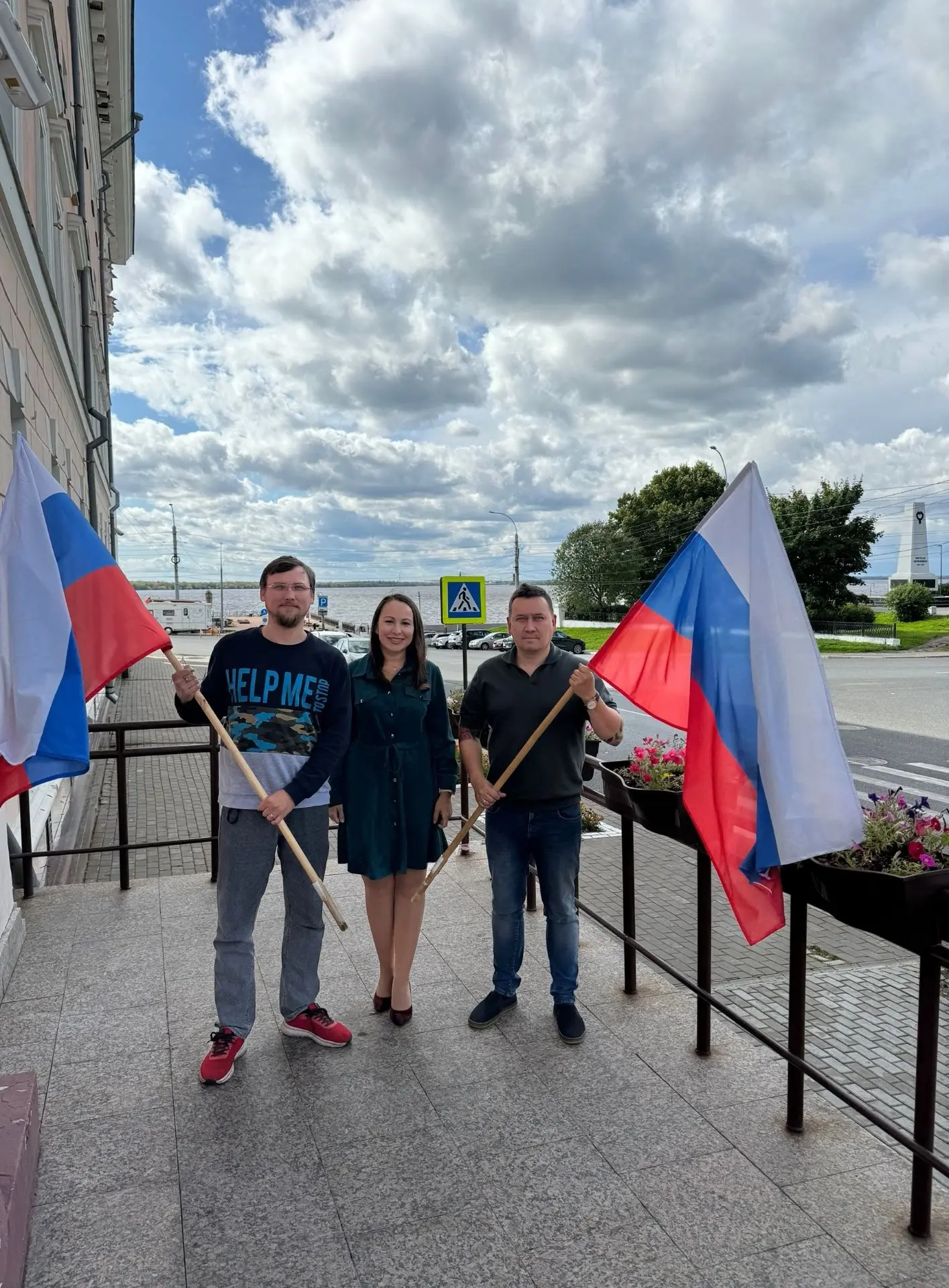 Российский флаг на своей Родине.