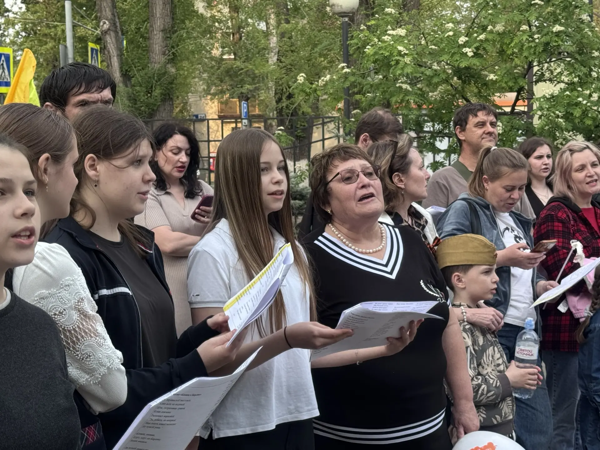 Традиция , которая объединяет: как мы пели 8 мая в нашей школе.  🎶8 мая в 6 часов вечера двор Аксайс