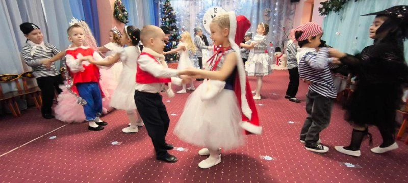 Этот праздник любит каждый,
Этот праздник каждый ждет,
Для детей он самый важный,
А зовется — Новый 