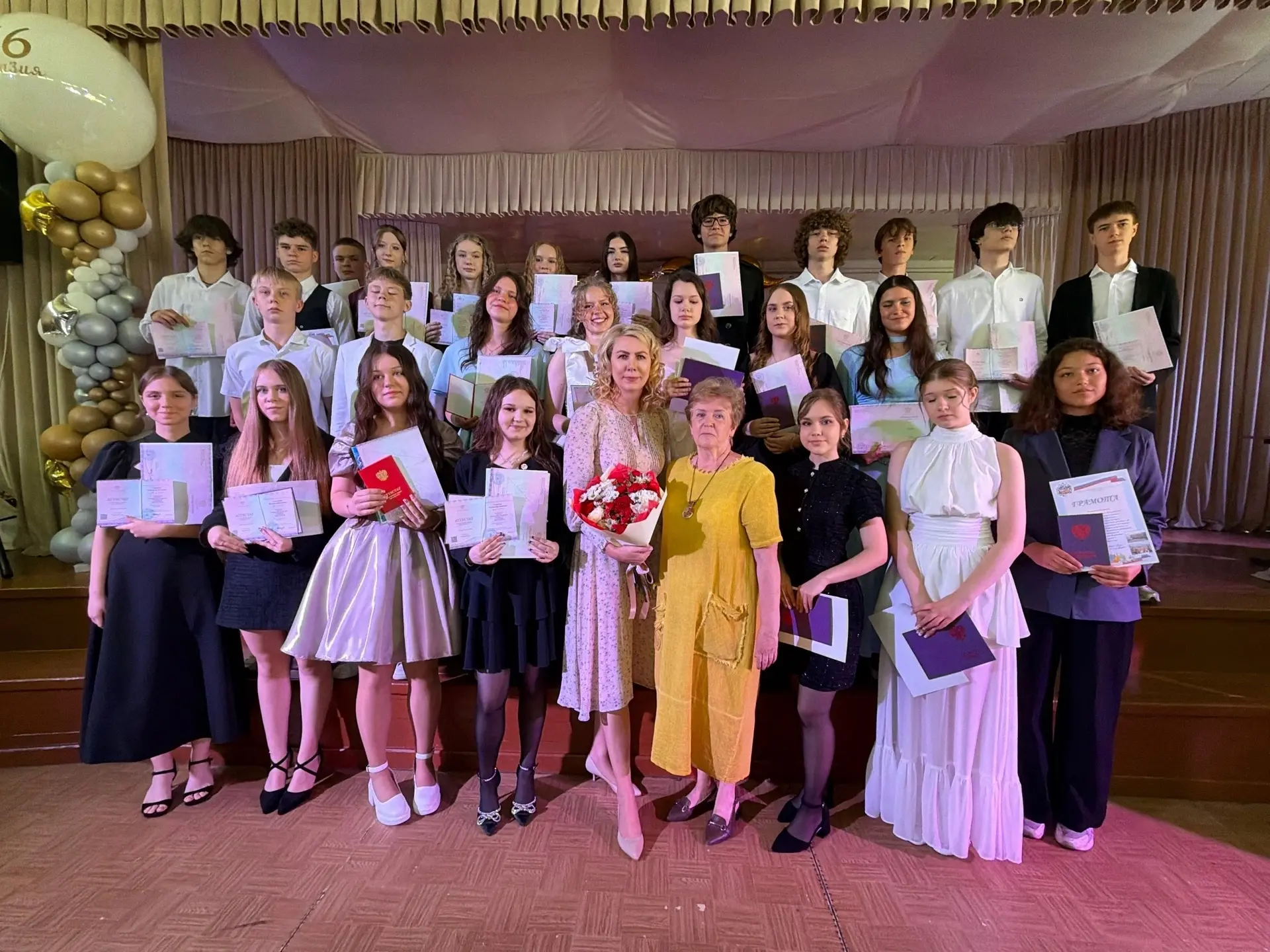 Сегодня в актовом зале собрались выпускники, их родители, педагоги и гости. С напутственными словами