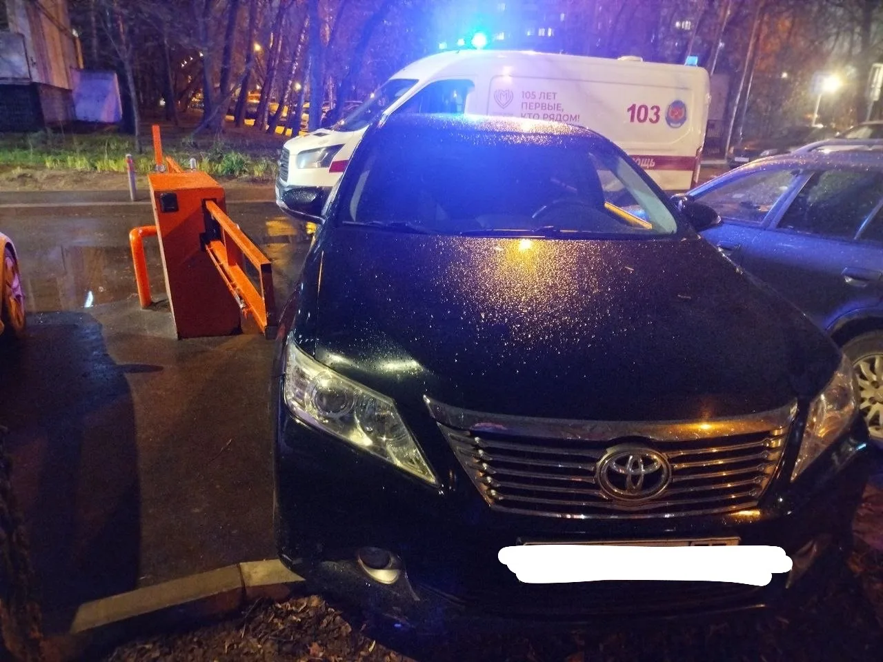 🤬 Машина перекрыла шлагбаум во дворе