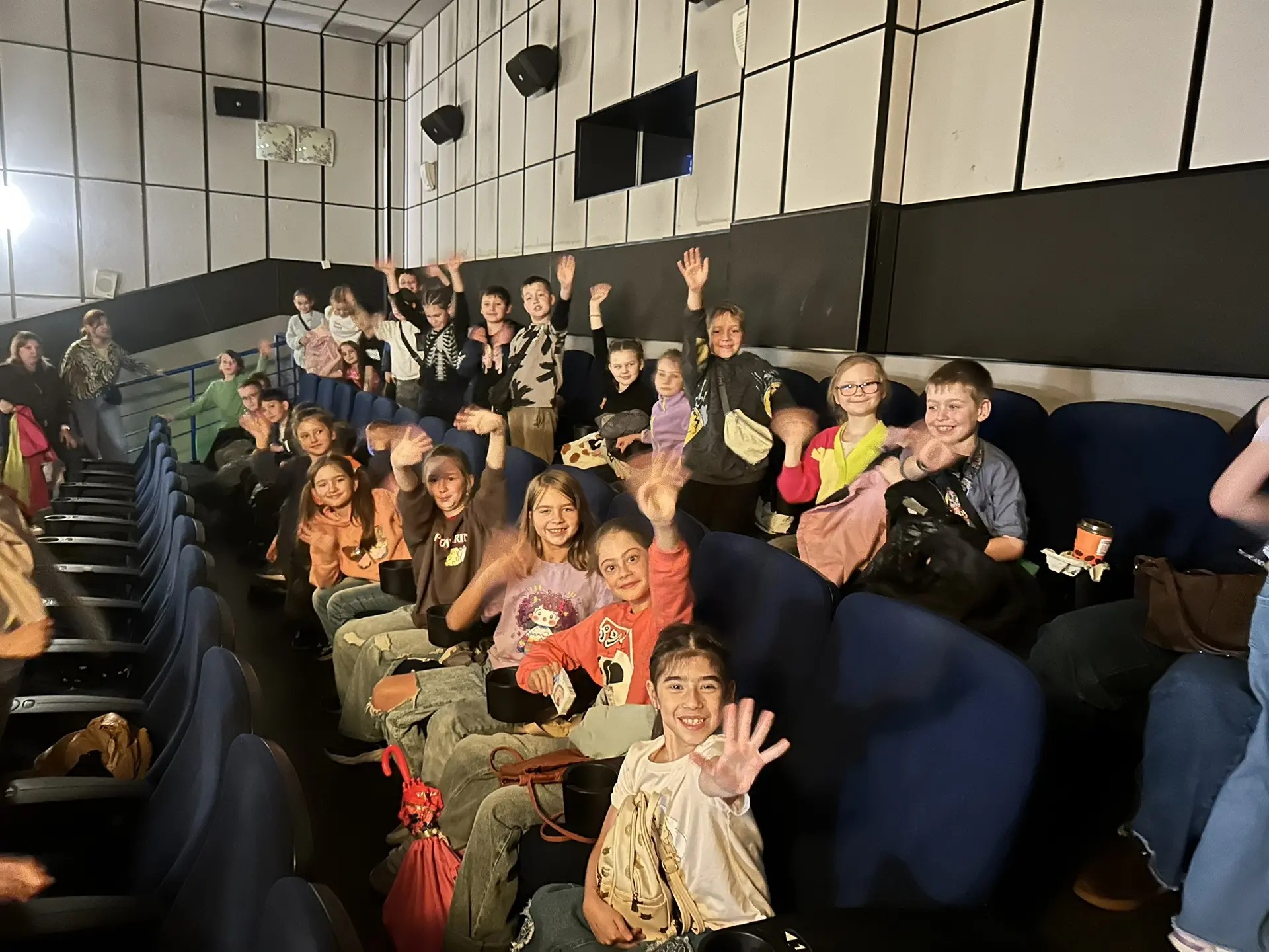 🎬 Ура! 2 «а» класс закончил учебный год с увлекательным походом в кино! На большом экр...