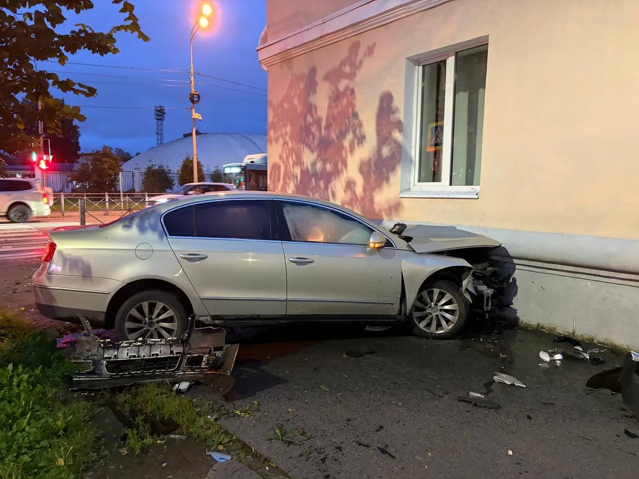 На Троицком произошло жесткое ДТП. Одна из машин врезалась в здание колледжа культуры и...