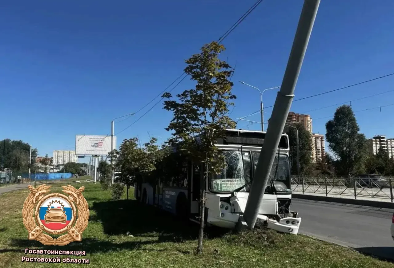 На Левенцовке в Ростове автобус протаранил бетонный столб.