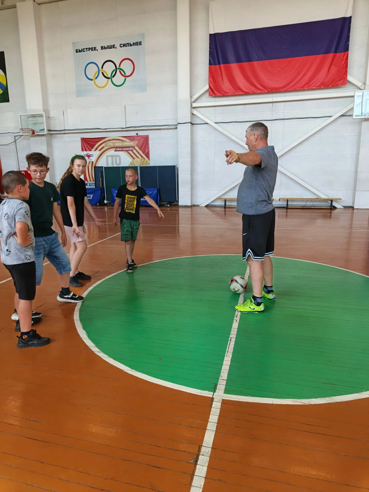 ⚽Мастер-класс по футболу «Мы юные футболисты»
Занятие для юных спортсменов провел тренер-преподавате