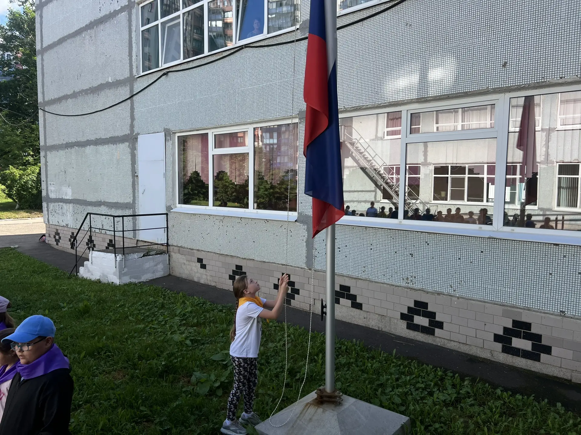 🌅 Утро понедельника в нашем лагере традиционно началось с торжественной линейки поднятия флага и ис