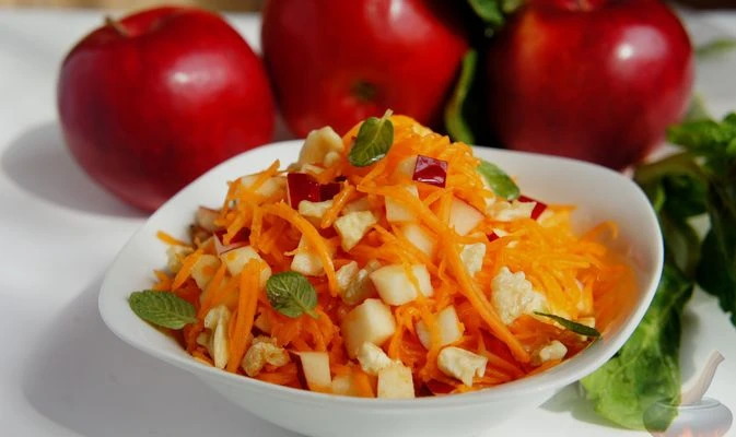 Салат с тыквой, яблоками и орехом: