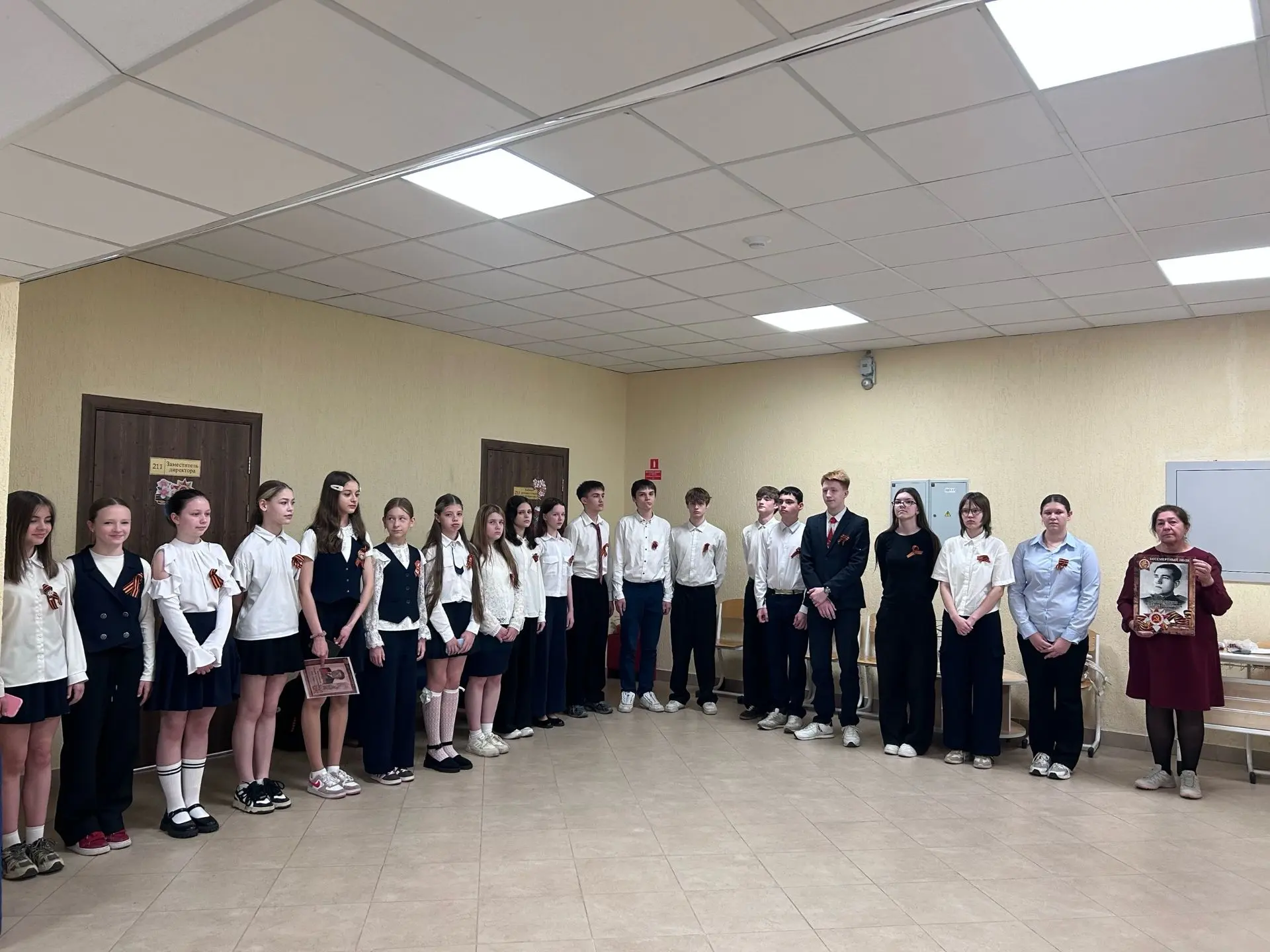 Бессмертный полк прямо в школьных коридорах 🕊❤ Сегодня наша школа превратилась в один огромный общий
