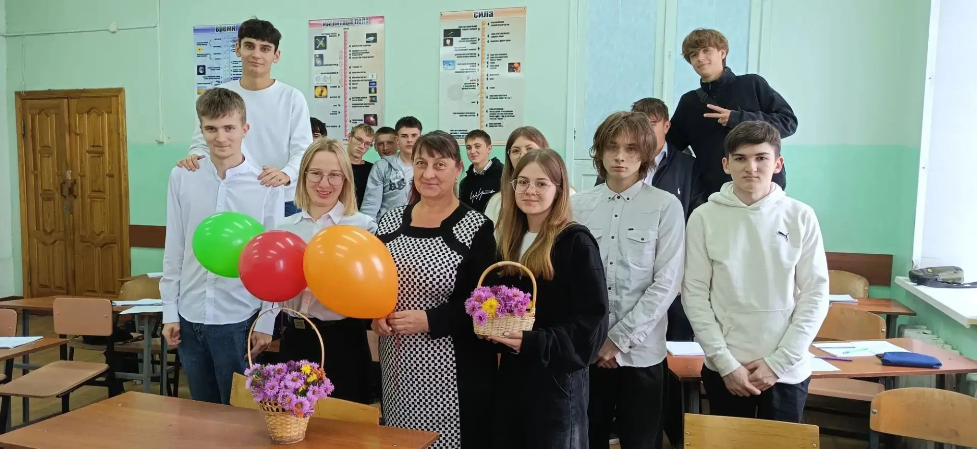 🎉Студенты корпуса №2 поздравили преподавателей с Днем учителя