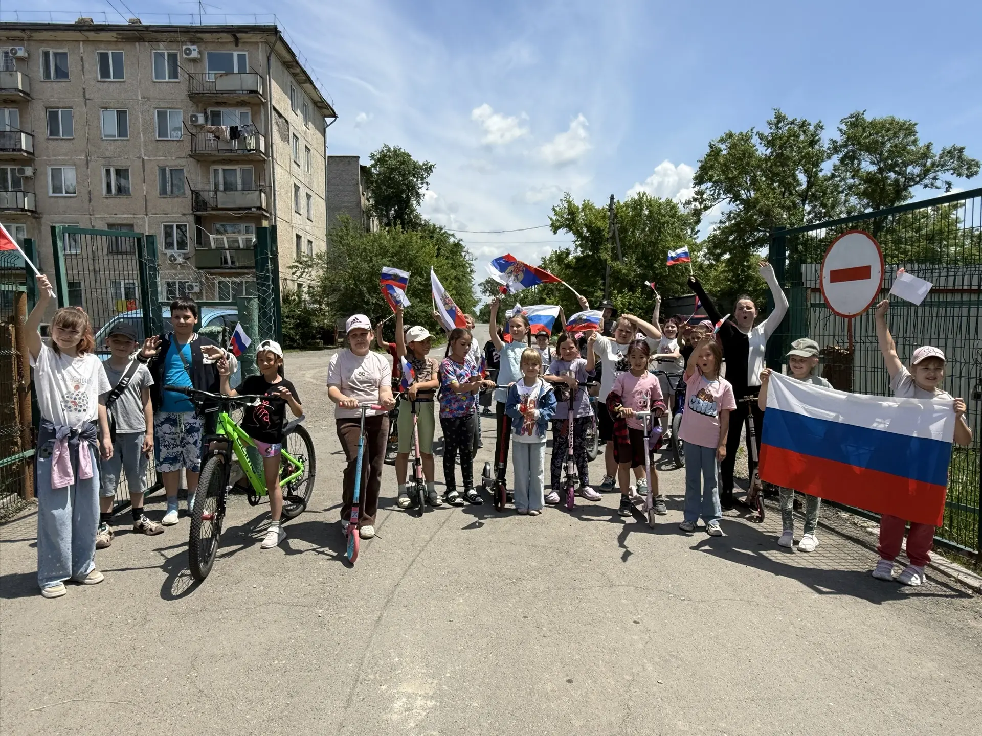 Сегодня, в честь Дня России, для ребят нашего пришкольного лагеря состоялся увлекательный самокато -