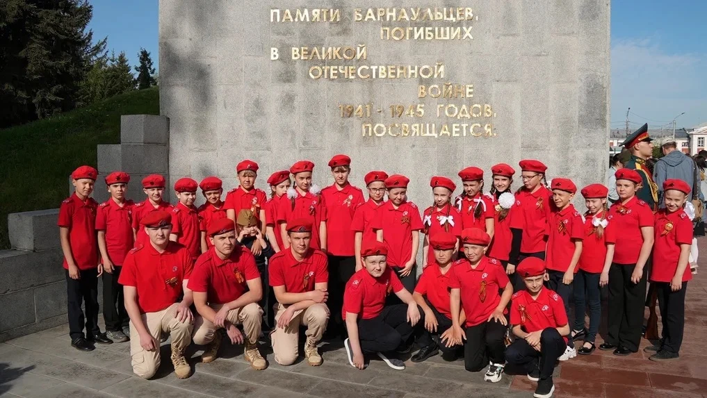 #9мая2026🕊️  🇷🇺Учащиеся 3 «Д» класса- будущие юнармейцы, вместе с выпускниками юнармейского отряда «