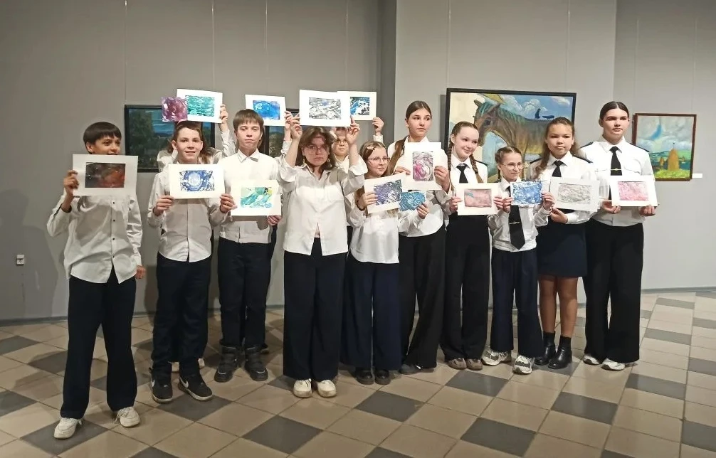 🎨АРТ-ТЕРАПИЯ 🎨  Сегодня учащиеся 7Д класса  стали гостями Выставочного зала, где прошло необычное ме