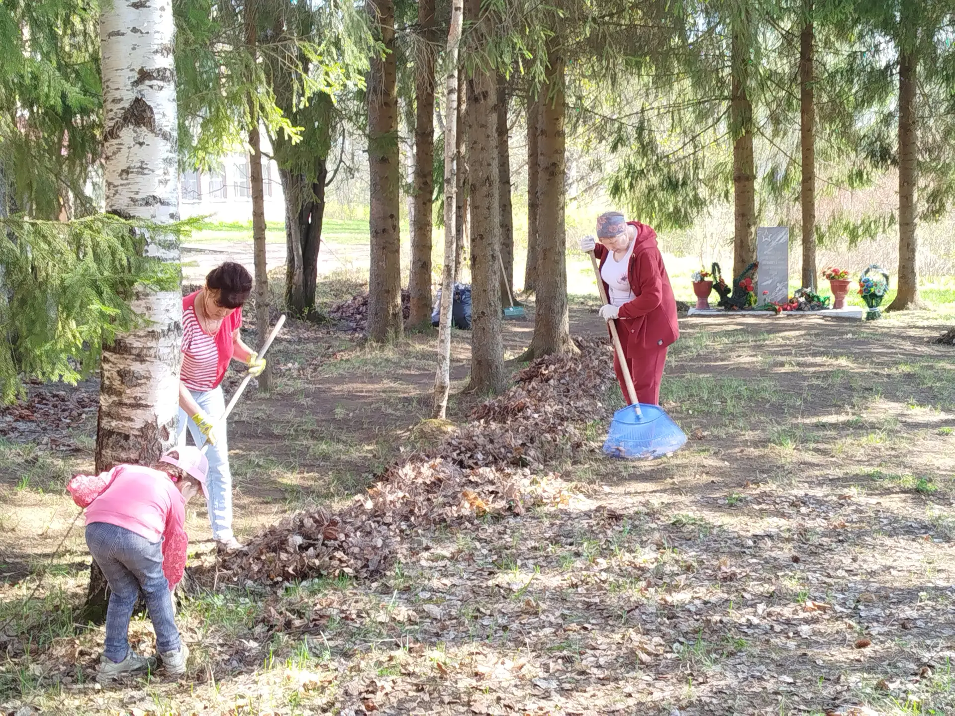🌿 Субботник у обелиска: чистота в знак памяти и уважения 🌿