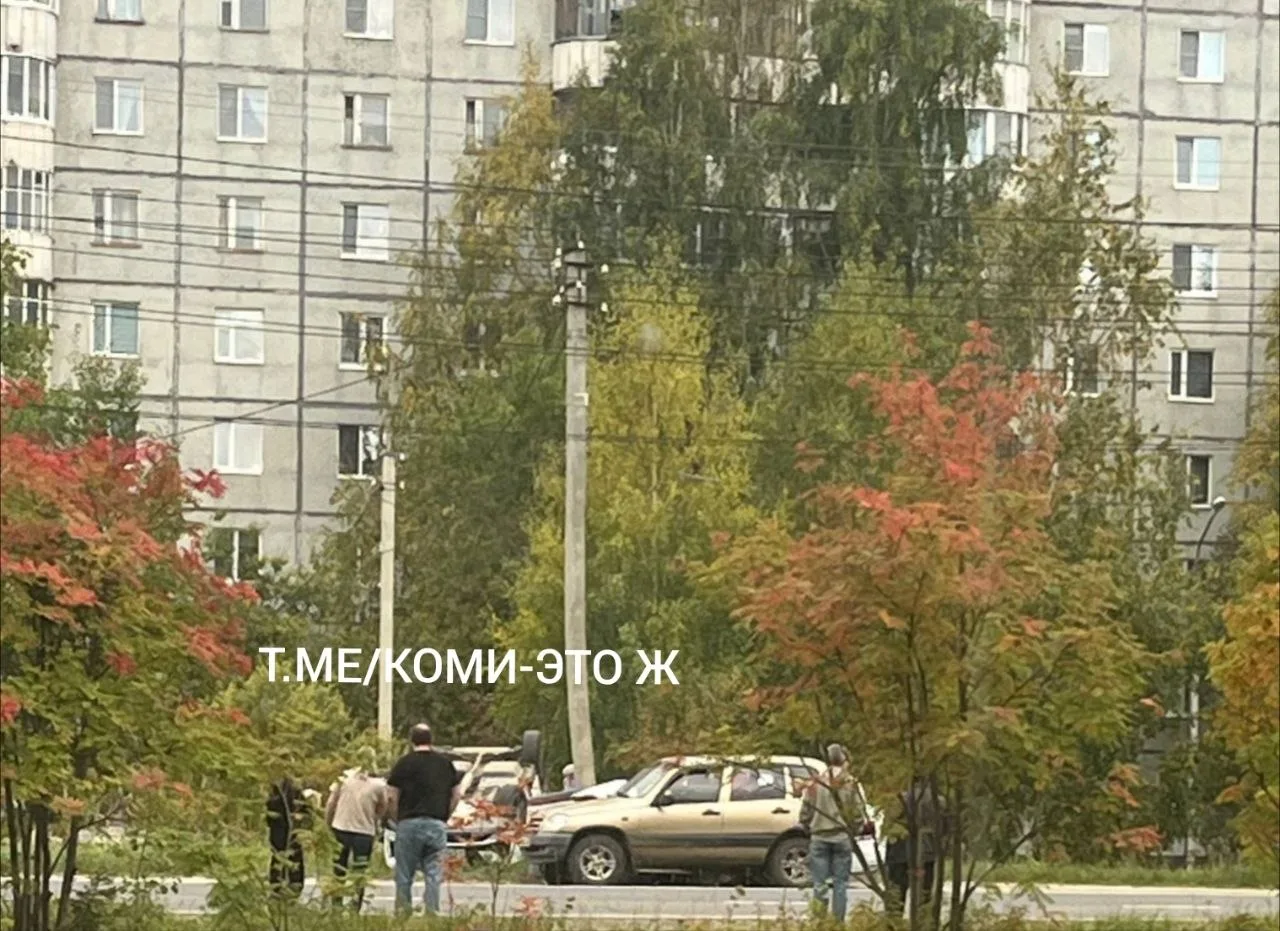 В 3-м микрорайоне Эжвы произошло серьезное дорожно-транспортное происшествие. По сообще...