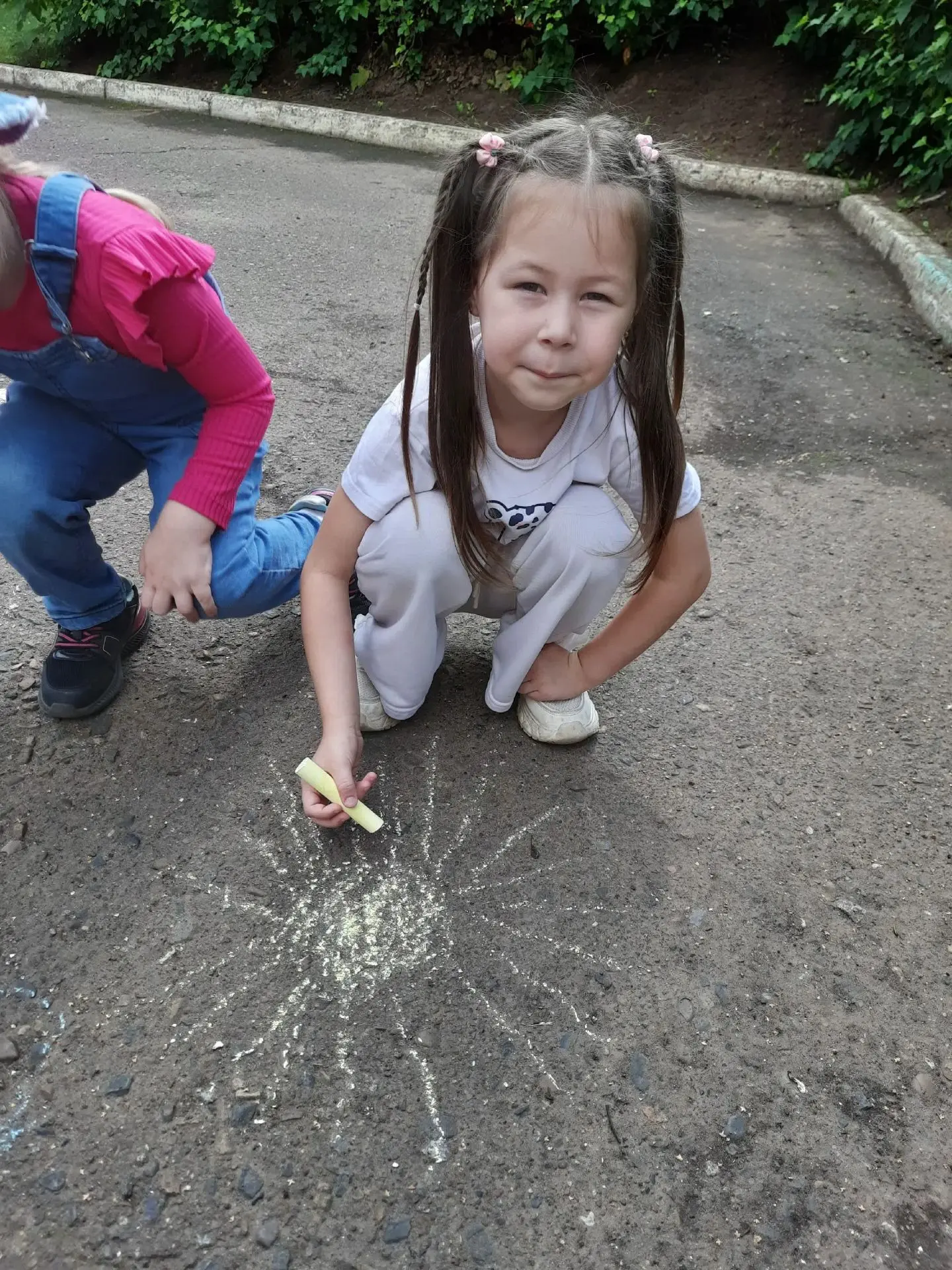 🏡🌟В нашем детском саду прошел тематический день, посвященный рисованию на асфальте. 

Асфальт-это 