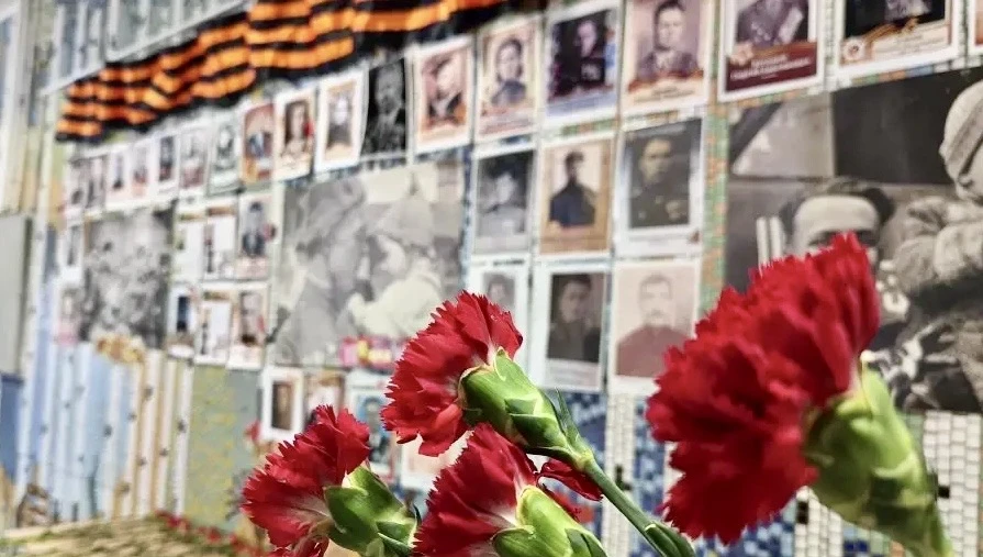 КРАСНЫЕ ГВОЗДИКИ (Часть 2) 💫 В торжественной акции «Красные гвоздики» в эти дни приняли участие ребя