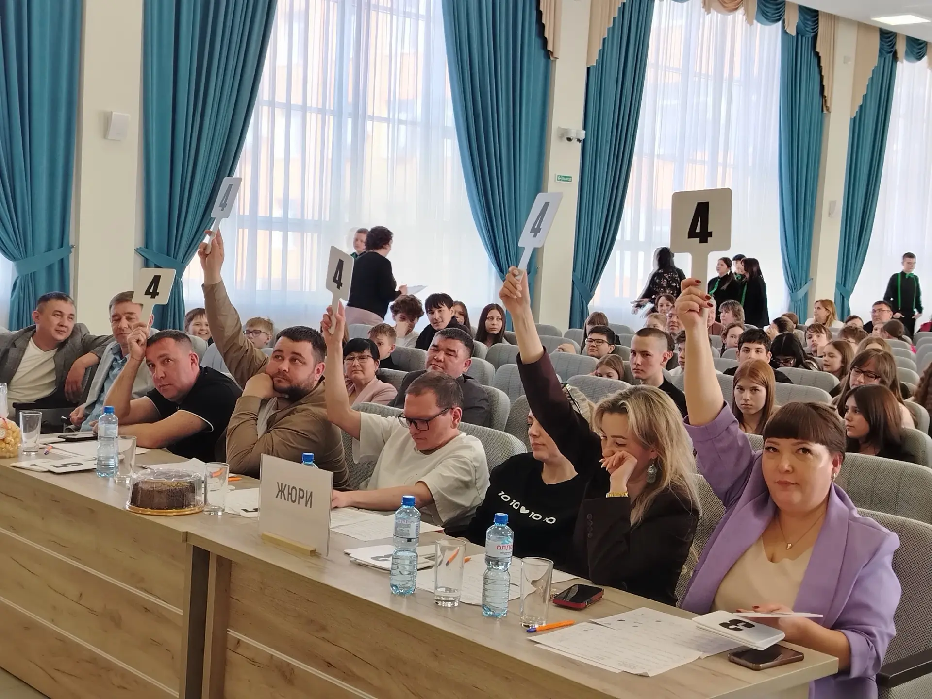 🎉 Наша команда блистала на районной лиге КВН!🎉  Сегодня состоялась районная школьная лига КВН — и на