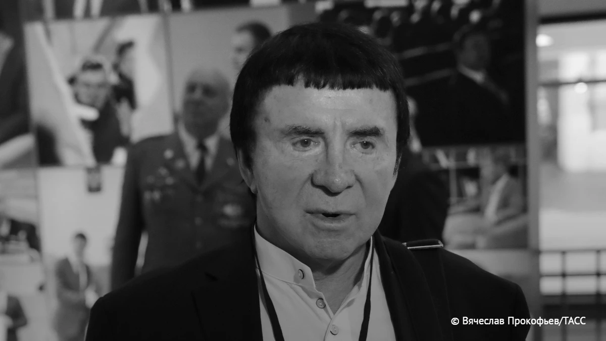 Причиной смерти Кашпировского стала остановка сердца, рассказал ТАСС его директор.