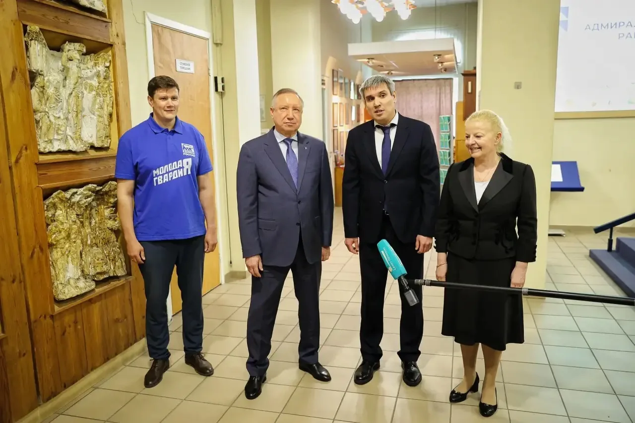 Вместе с губернатором Санкт-Петербурга Александром Дмитриевичем Бегловым, главой Адмиралтейского рай