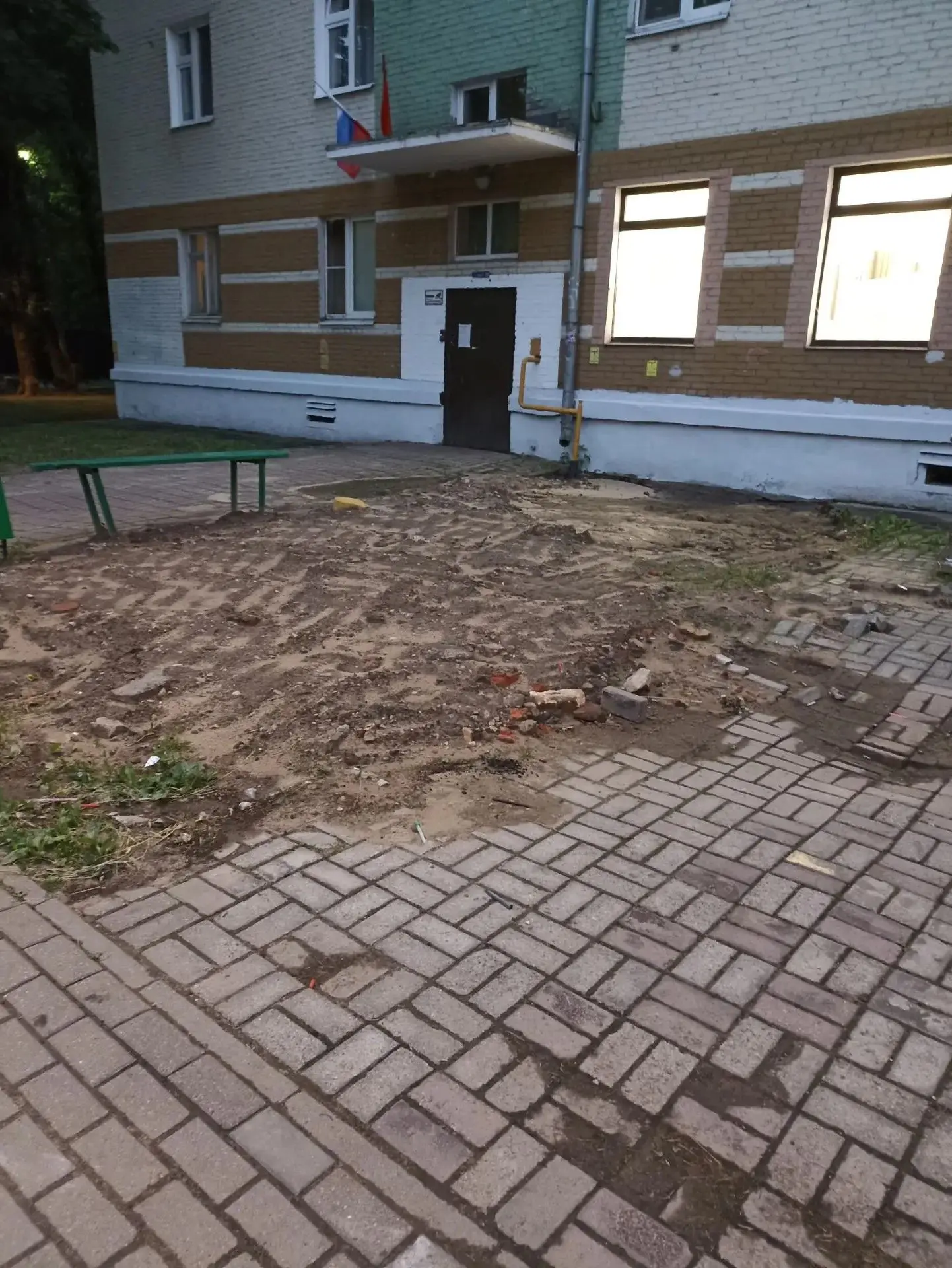 Балашиха, проспект Ленина дом 16. Вот так выглядит предподъездная территория. Раскопали -засыпали. П