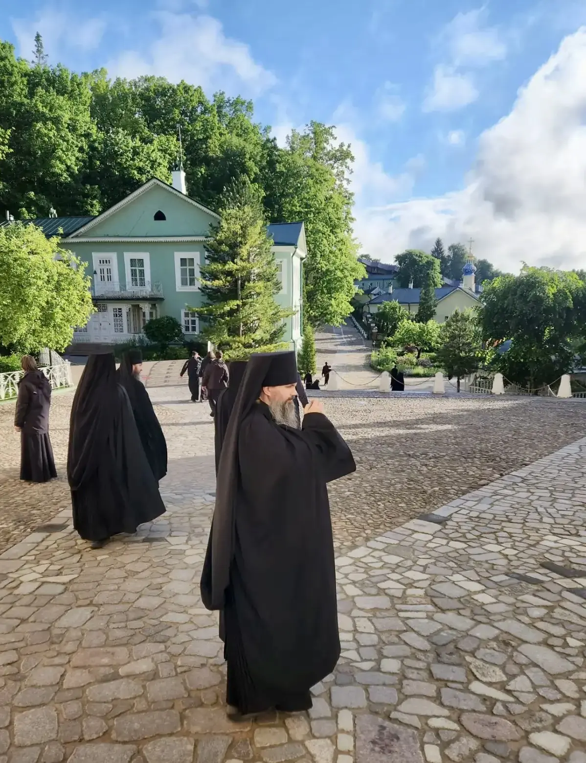 📿Утро новой седмицы начинаем с Братского молебна. По окончании - братия расходится по послушаниям.
