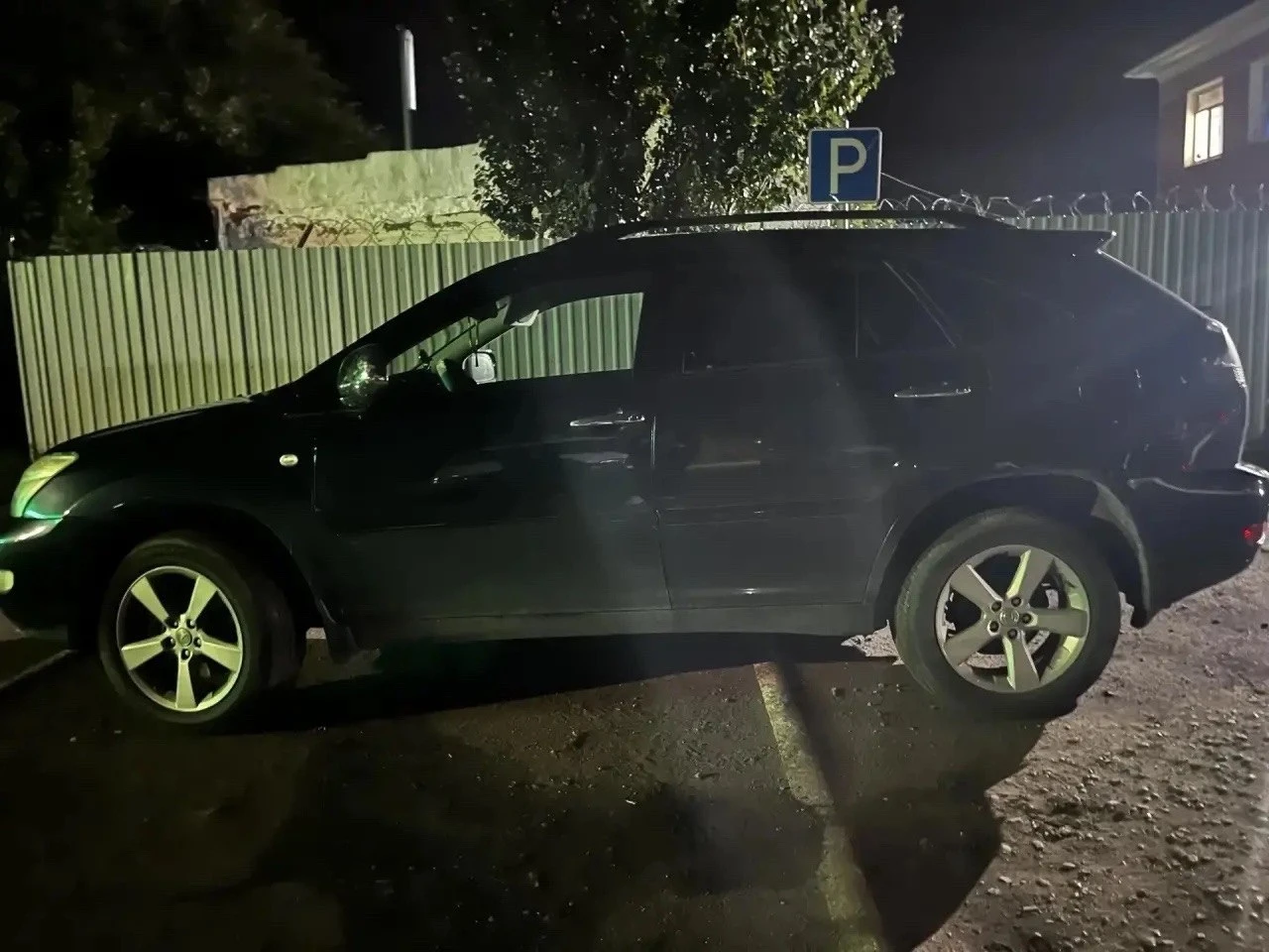 В Черлакском районе пьяный мужчина повредил Lexus 47-летней сотрудницы социальной службы