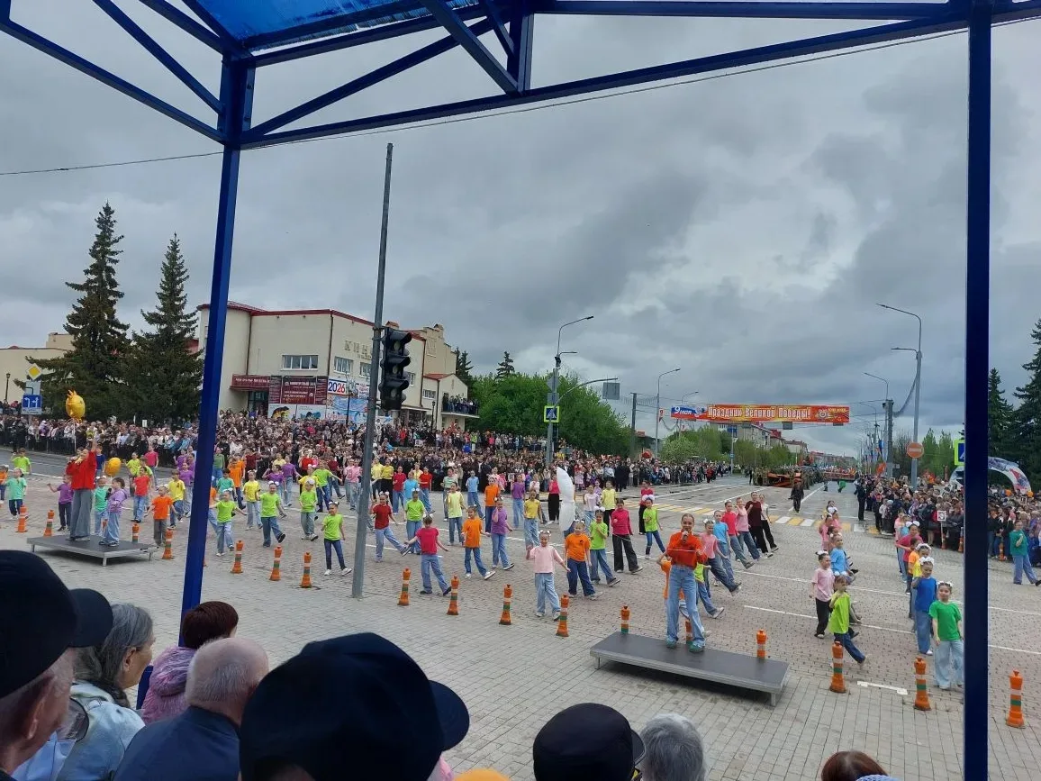 Сегодня в Ишиме было по-настоящему празднично!   Всё началось у железнодорожного вокзала. Оттуда дви