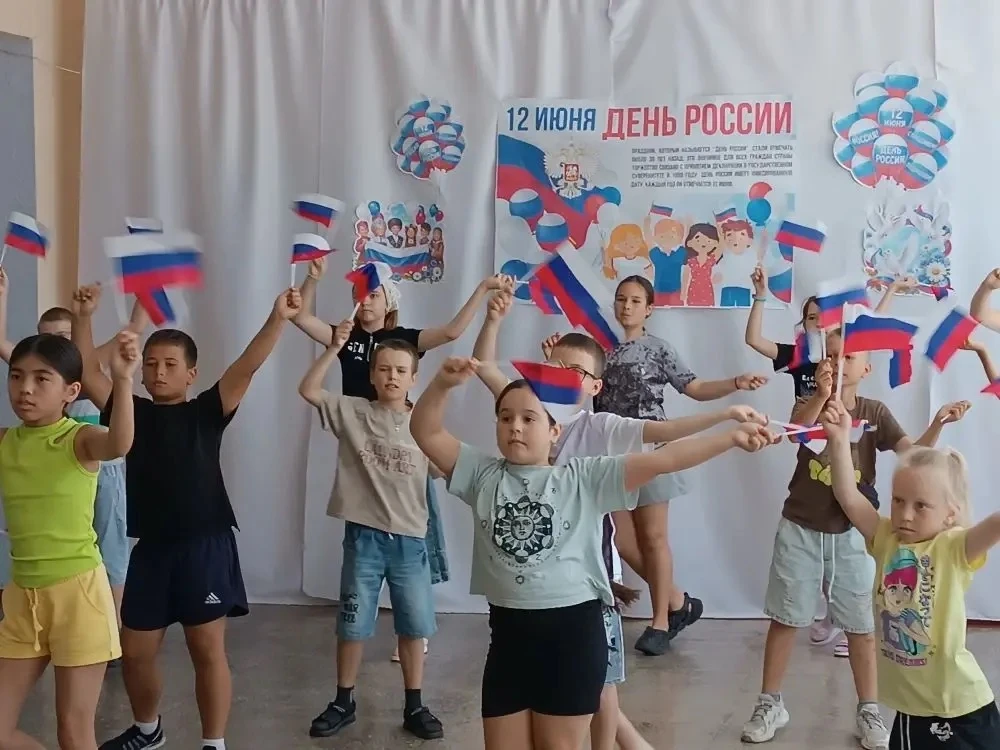 🔥Флешмоб ко Дню России🇷🇺! 
🇷🇺 В честь  Дня России, ребята присоединились к патриотическому флеш