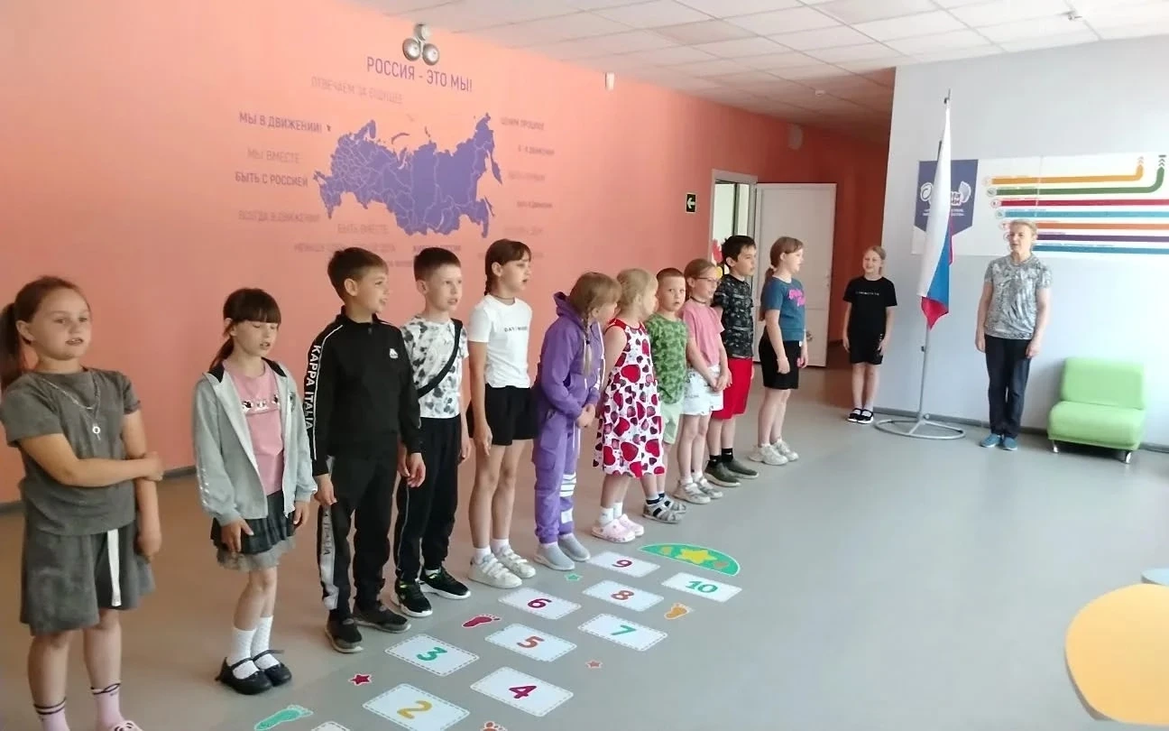 🇷🇺 Новая неделя в лагере началась торжественно, с утренней линейки и поднятия Государственного фла
