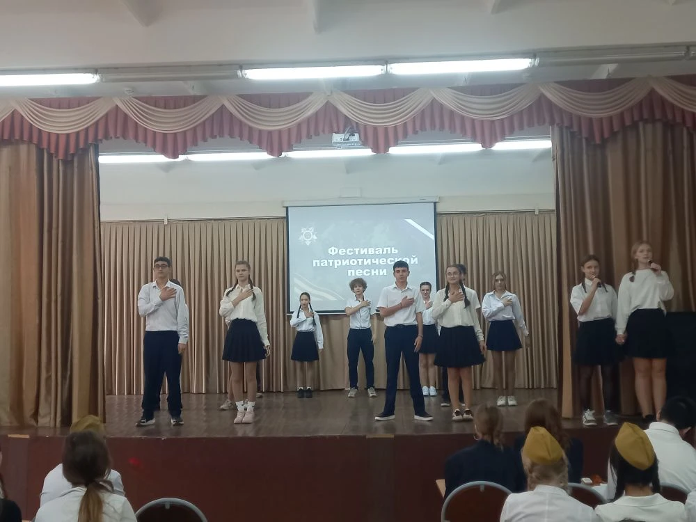 Сегодня мои ребята из 5-8 и 10-х классов приняли участие в Фестивале патриотической песни, который п